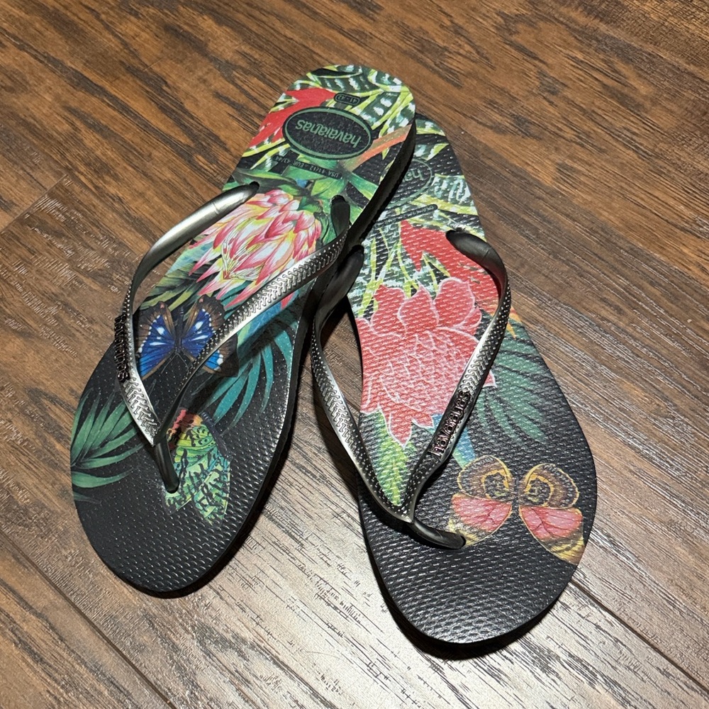 Havaianas Women's Floral Black Flip Flops size 11/12 or 43/44